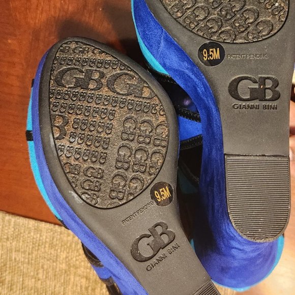 Blue geometric design wedge shoes from Gianni Bini - Picture 3 of 5